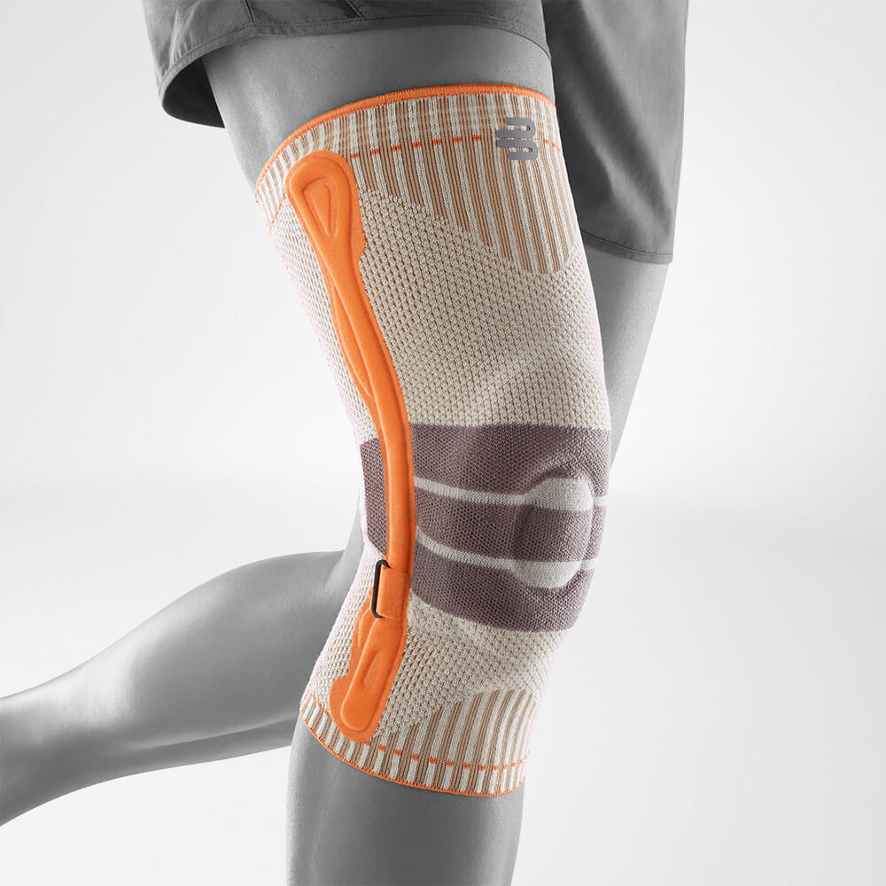 Kniebandage für Wander Sport in Orange an einer Person