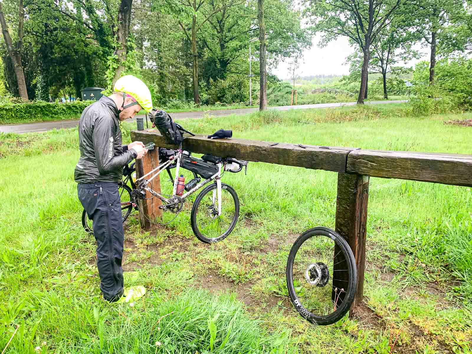 Eine Fahrrad mit Reifenpanne ist über ein Holzbrüstung gehängt.