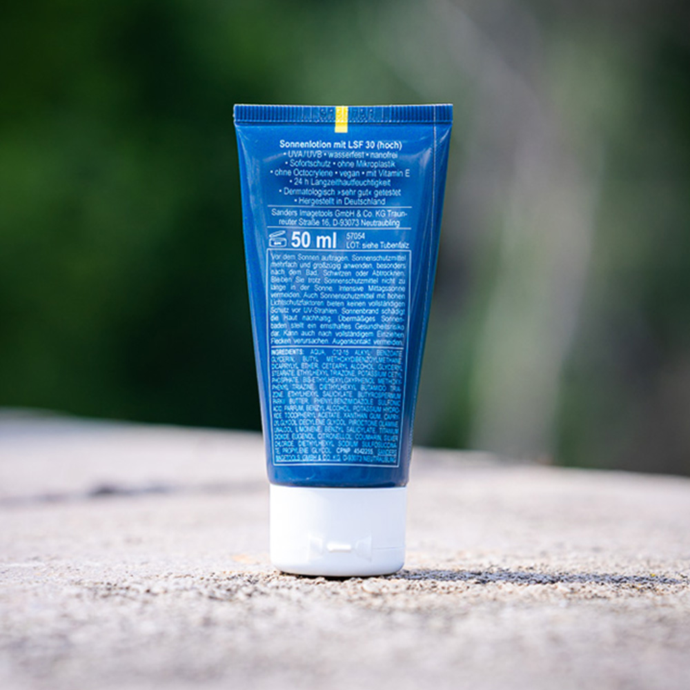 Das Bild zeigt die Rückansicht einer 50 ml Tube Bauerfeind Sports Sonnenschutz mit LSF 30. Der Text auf der Verpackung informiert darüber, dass die Sonnencreme wasserfest, vegan, frei von Mikroplastik und dermatologisch getestet ist.